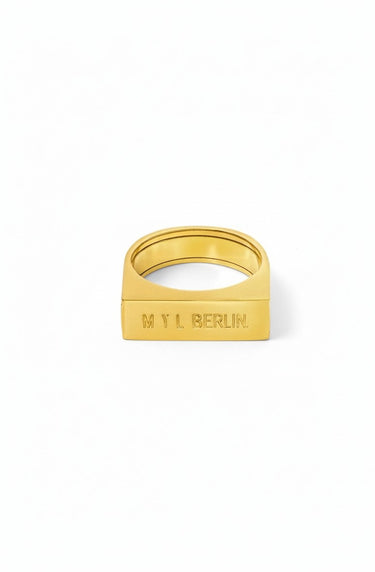 MYL BERLIN gold signet ring with interchangeable inner band, made of IP-coated stainless steel.